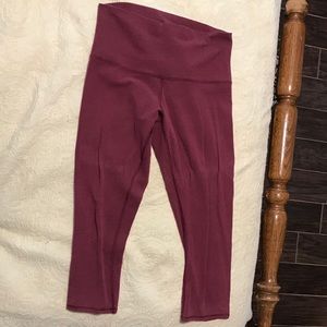 Burgundy lululemon crops 🍋